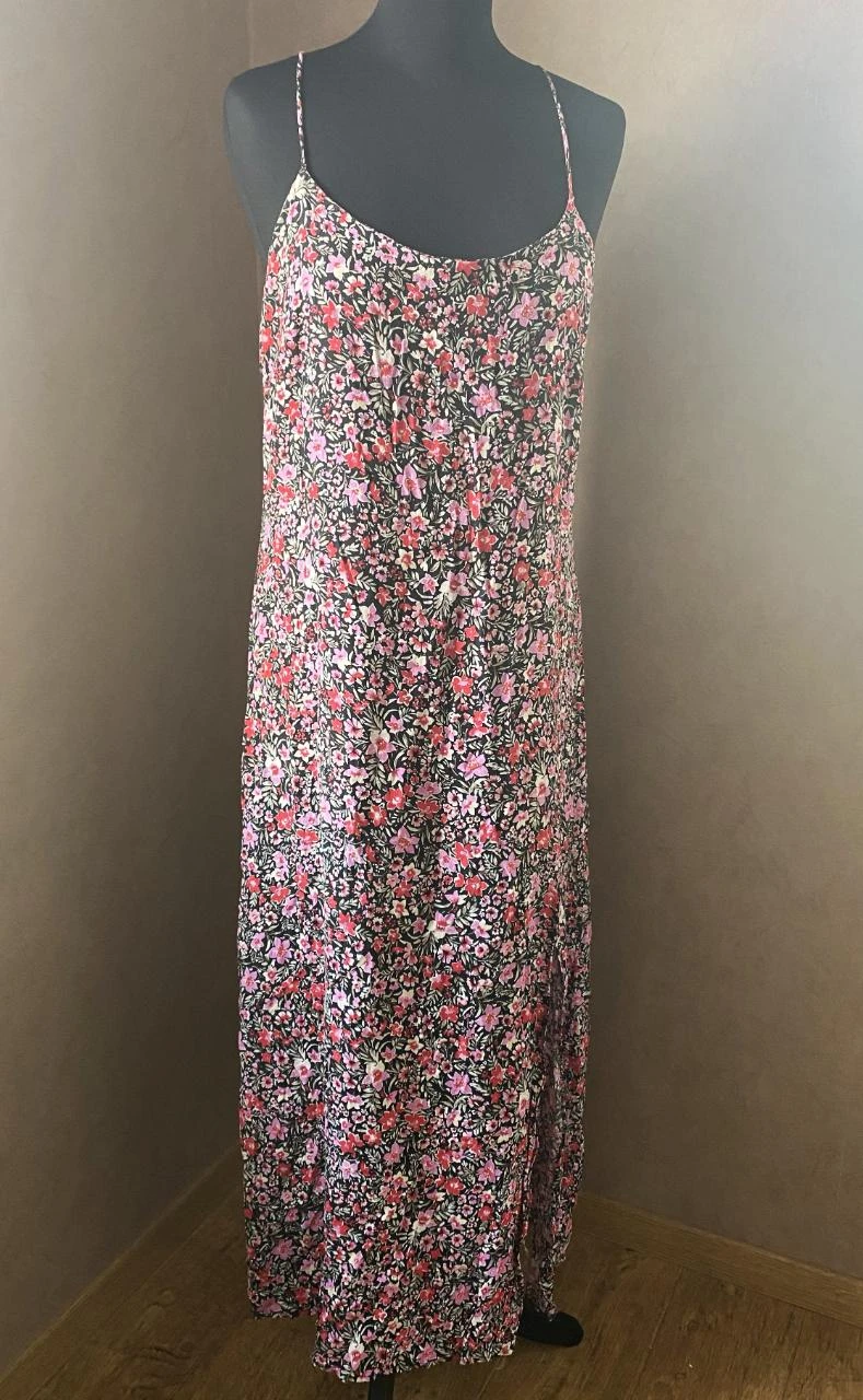 Vestido largo Mango T40 negro con flores rosas y fúcsia – tirantes finos, abertura lateral – photo 2